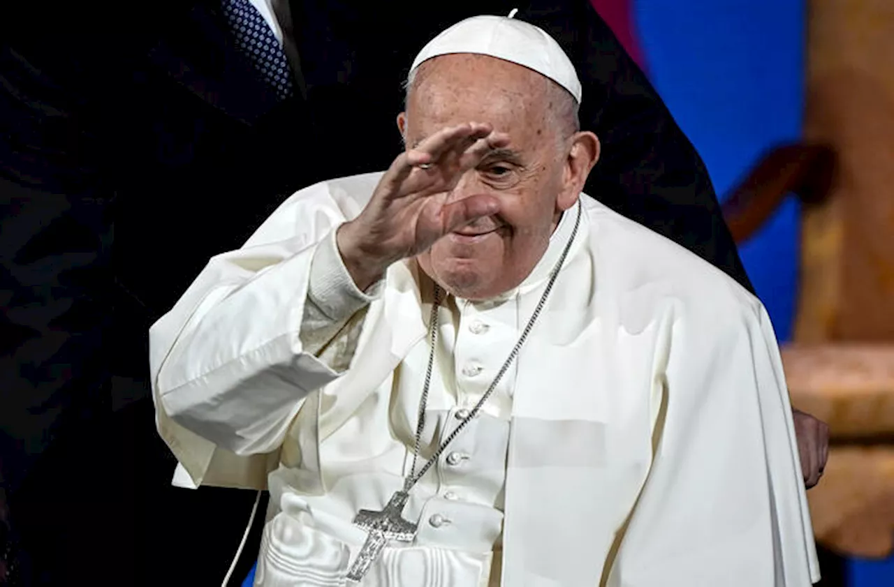 Il Papa: 'La Chiesa benedice tutti, anche i gay, ma non le unioni'