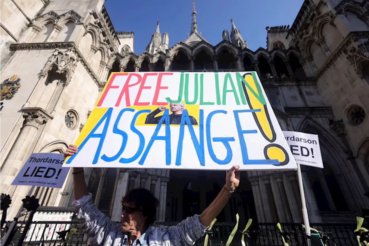 Londra, manifestazione per Assange fuori dall'Alta Corte