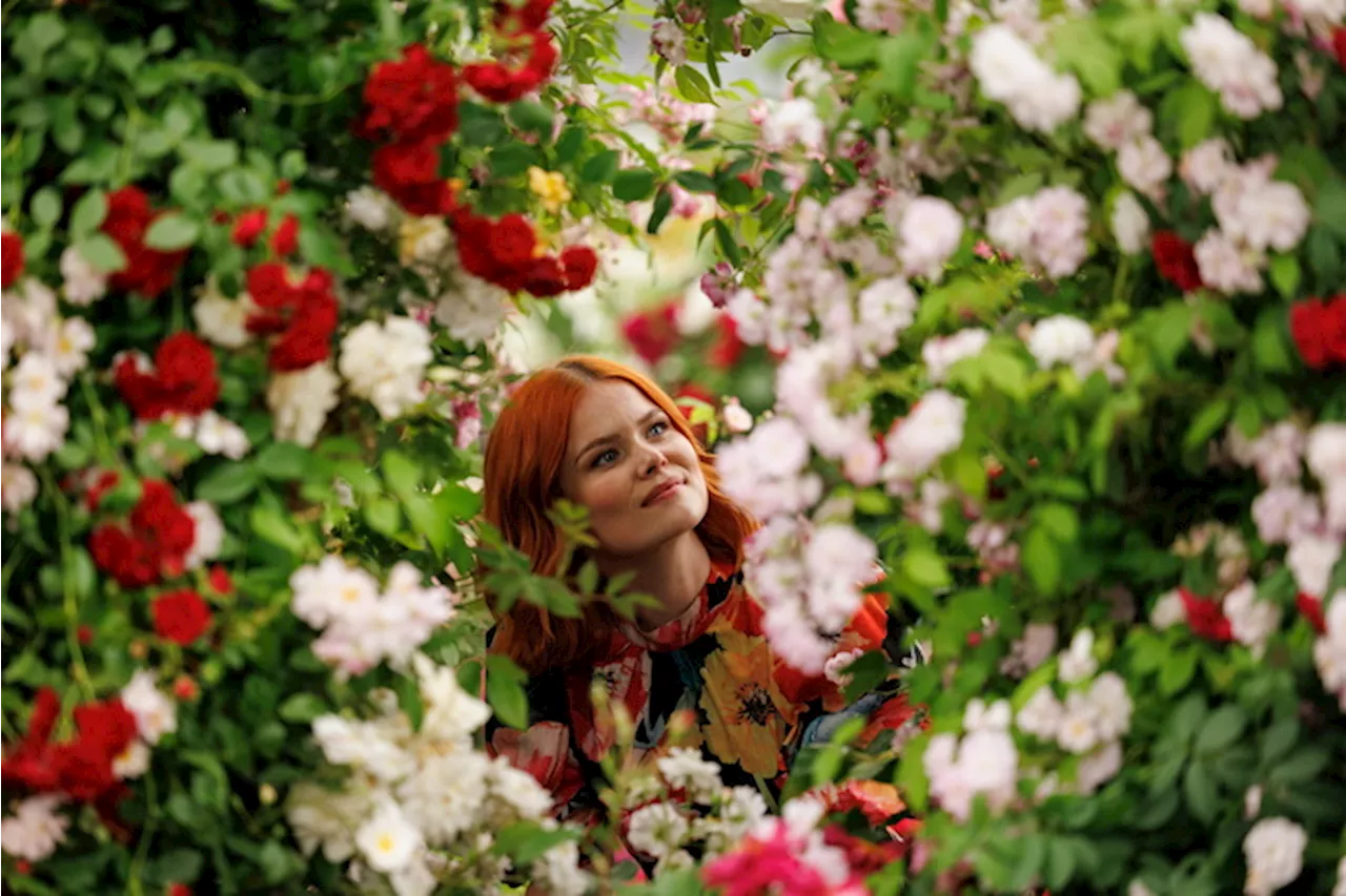 Una visitatrice al Chelsea Flower Show a Londra