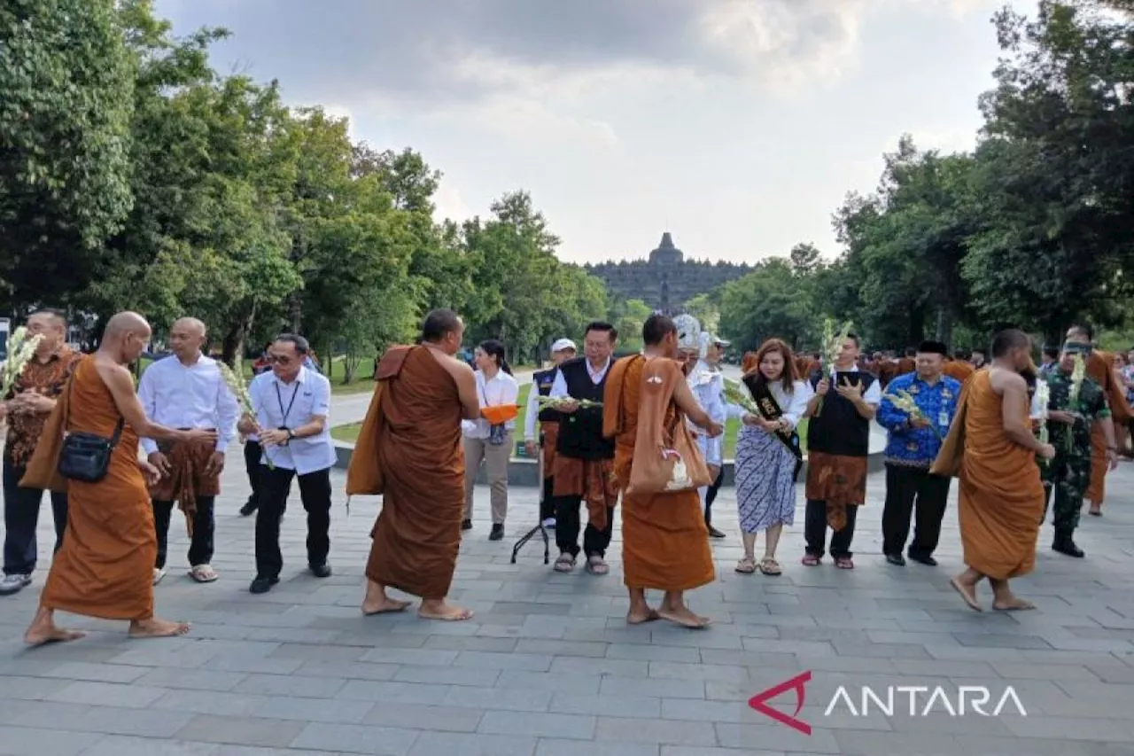 Biksu Thudong sampai di Candi Borobudur