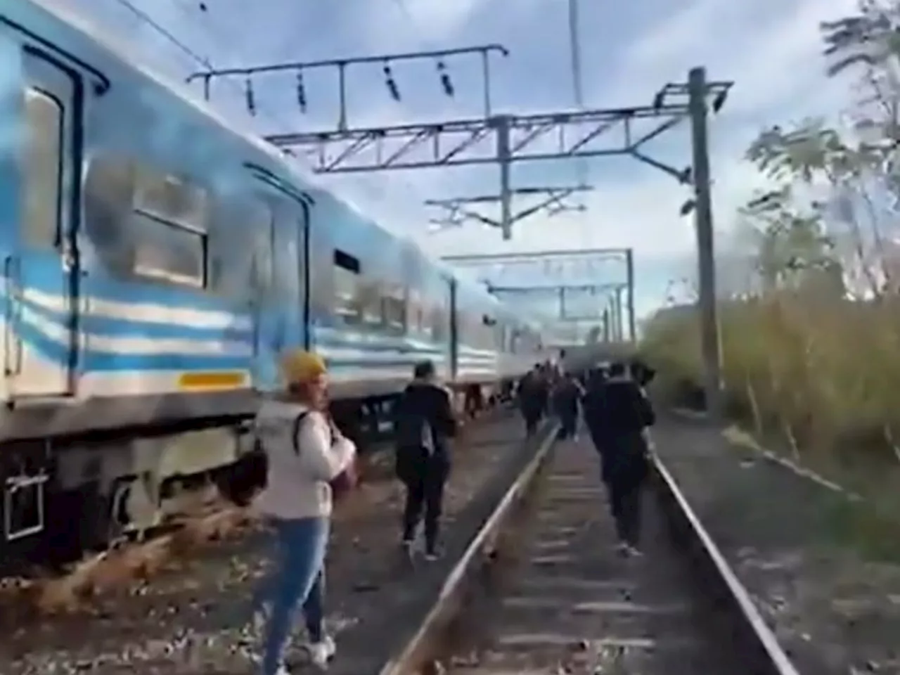 Se quedó un tren del Roca y los pasajeros caminaron por las vías hasta Constitución: 'Tuvimos que saltar un medio y medio para bajar'