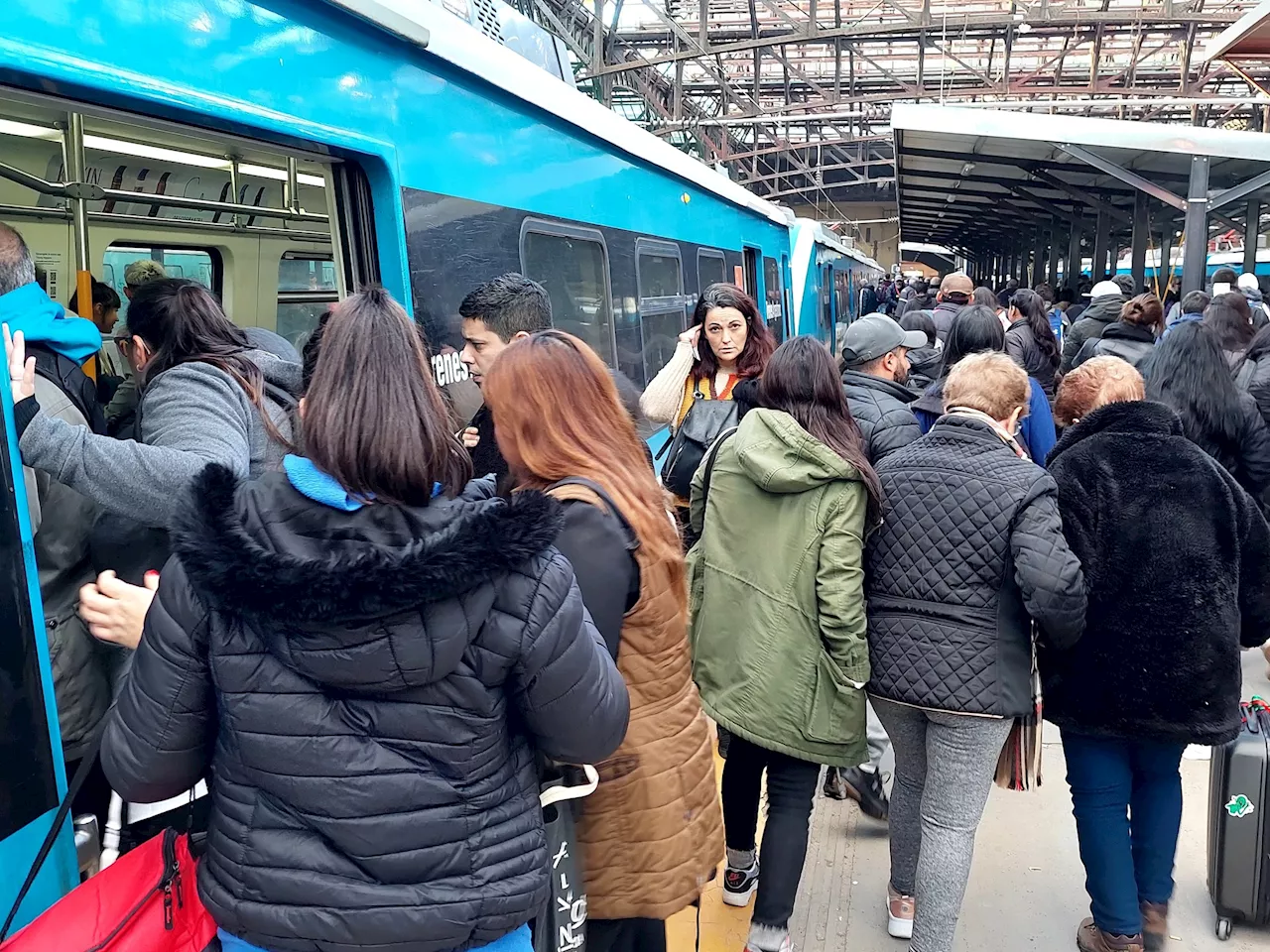 Un tren del Roca sufrió un desperfecto eléctrico y los pasajeros tuvieron que caminar por las vías hacia Constitución