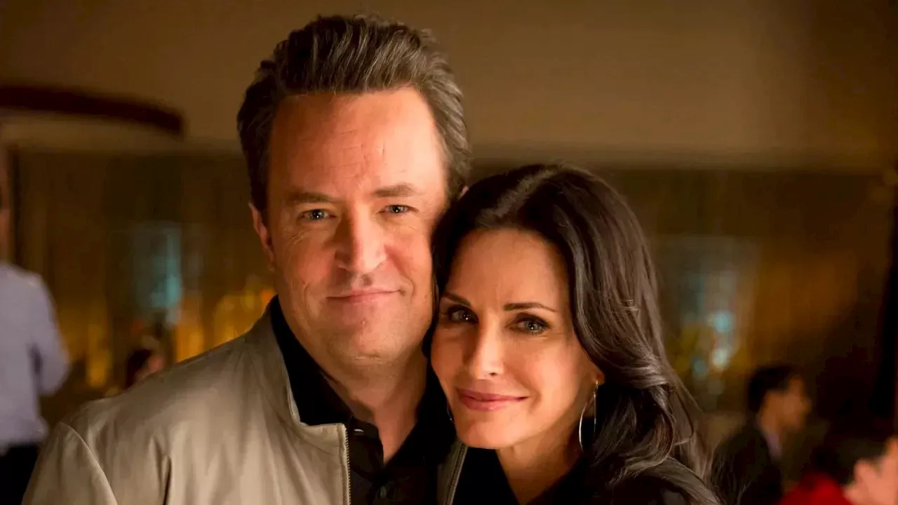 Courteney Cox diz que conversa com Matthew Perry: “Sinto ele por perto”