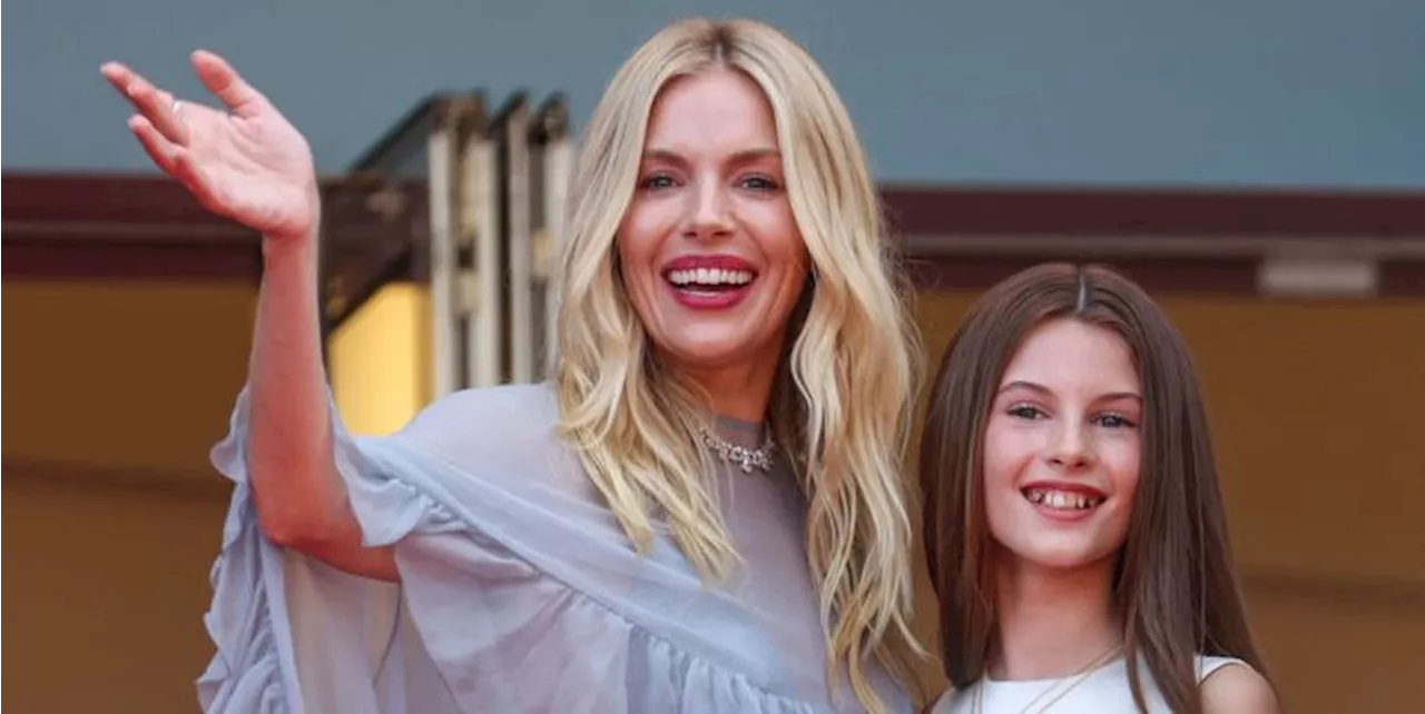 Sienna Miller ha sfilato con la figlia Marlowe sul red carpet di Cannes 77