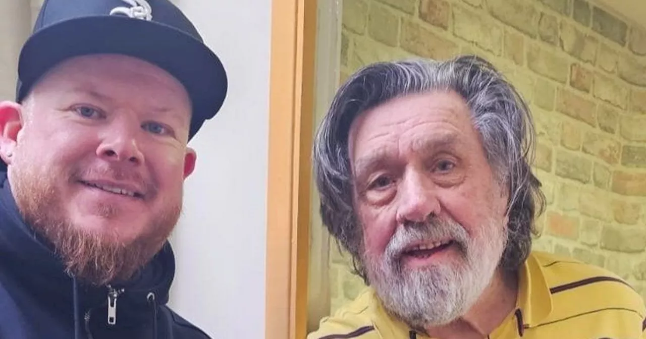 Artist David McDonagh wows 'Royle Family' star Ricky Tomlinson with painting