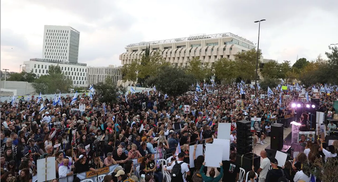 Miles toman las calles frente al Parlamento de Israel y exigen la renuncia de Netanyahu