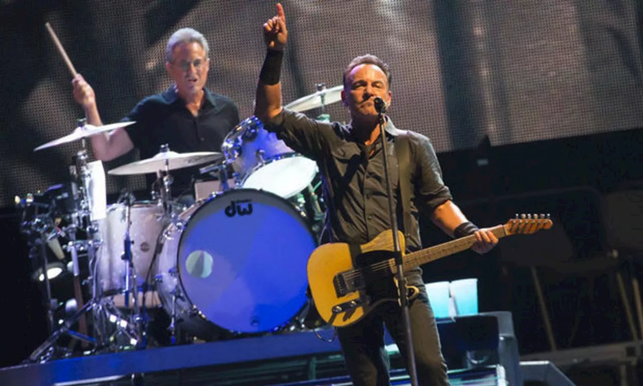 Brad Pitt, Benicio Del Toro, Paul Rudd & more spotted at star-studded Springsteen Dublin gig