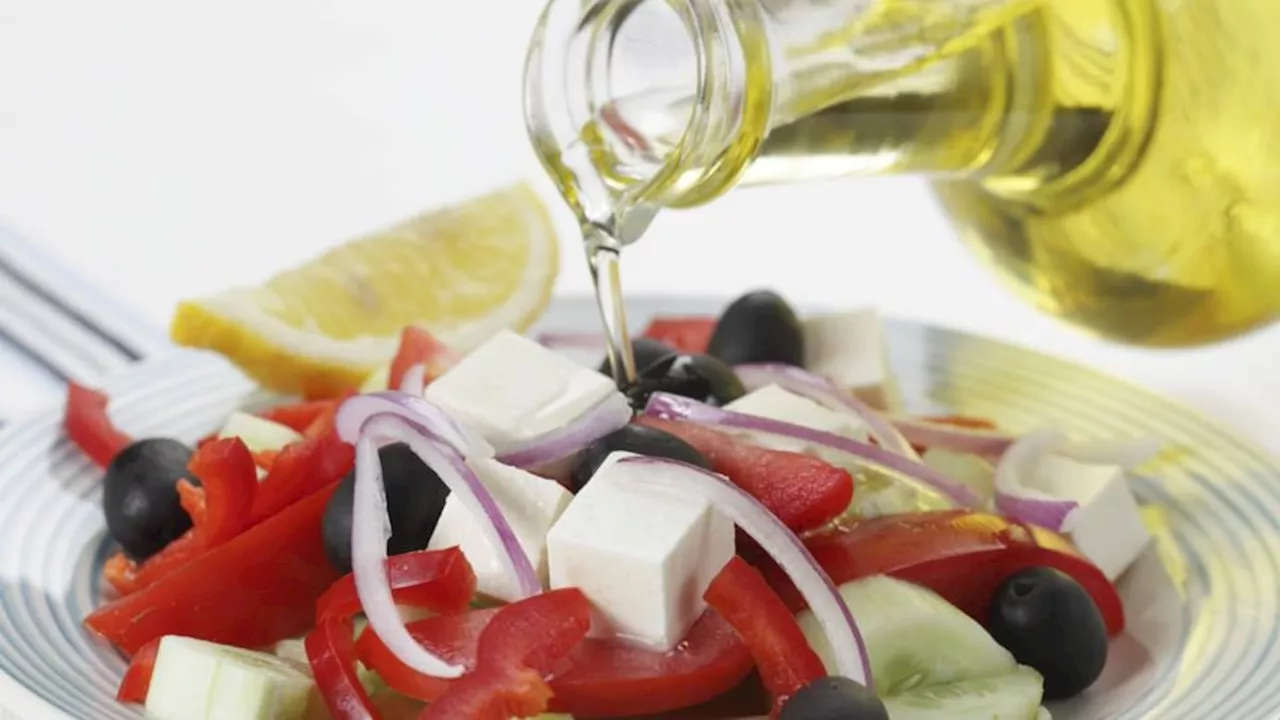 A spoonful of olive oil a day lowers risk of death from dementia, study suggests