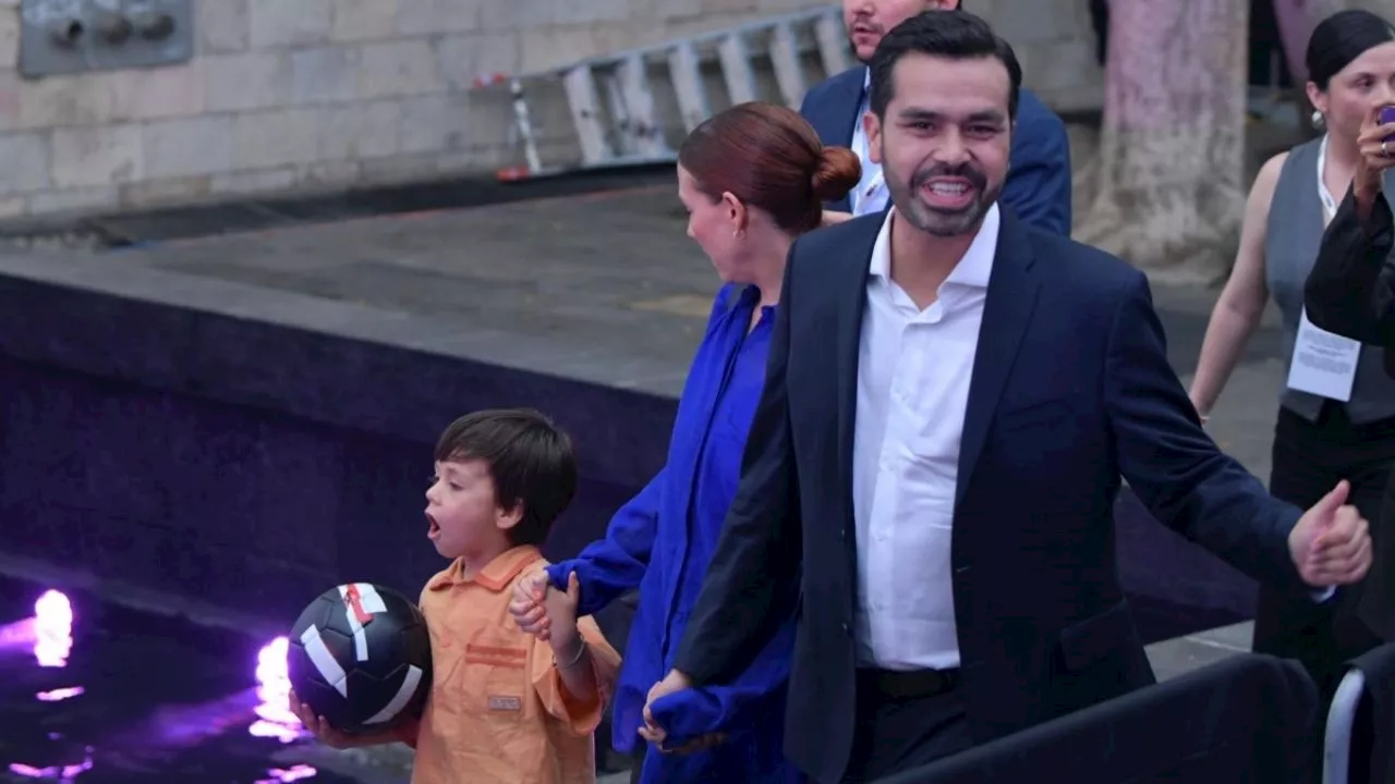 Junto a su familia, llega Jorge Álvarez Máynez al tercer debate presidencial