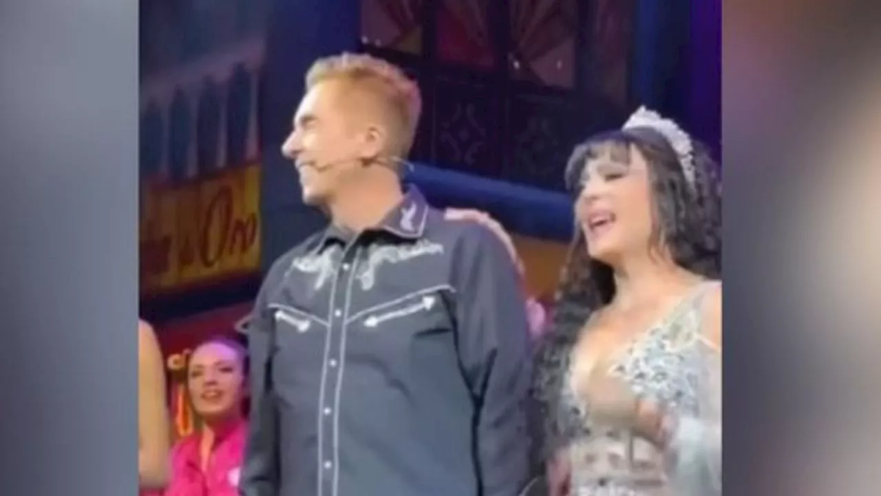 Maribel Guardia celebra el cumpleaños de Daniel Bisogno en pleno escenario y fans lo sorprenden con &quot;Las Mañanitas&quot;: VIDEO