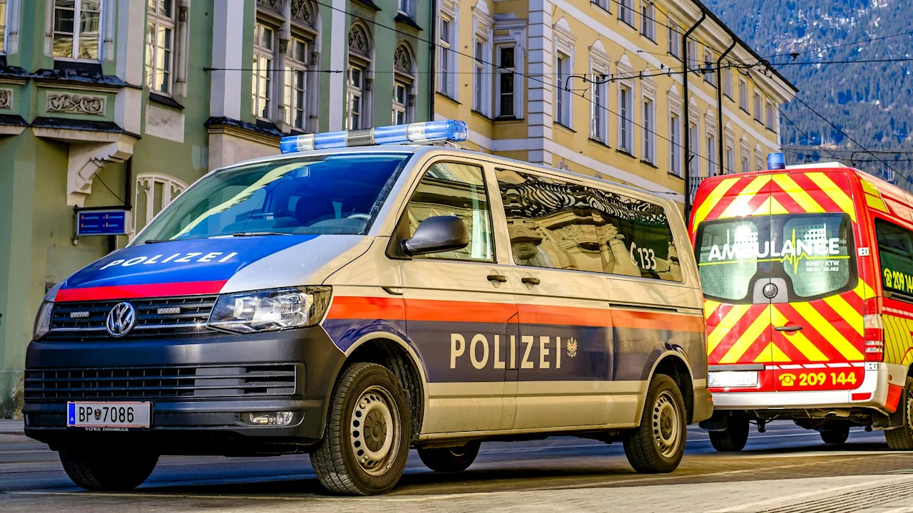 Teenies rasen Polizei davon, crashen PKW in Mauer