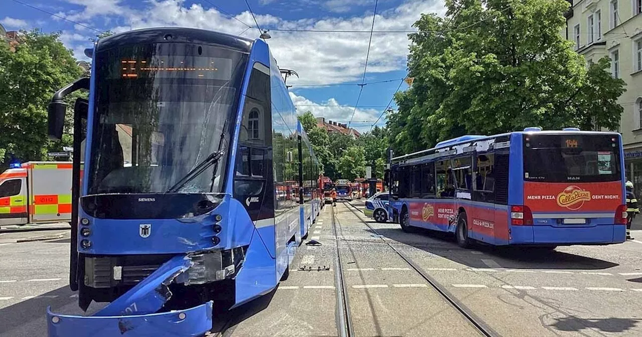 Nach Unfall mit Tram und Bus: Polizei sucht nach Zeugen