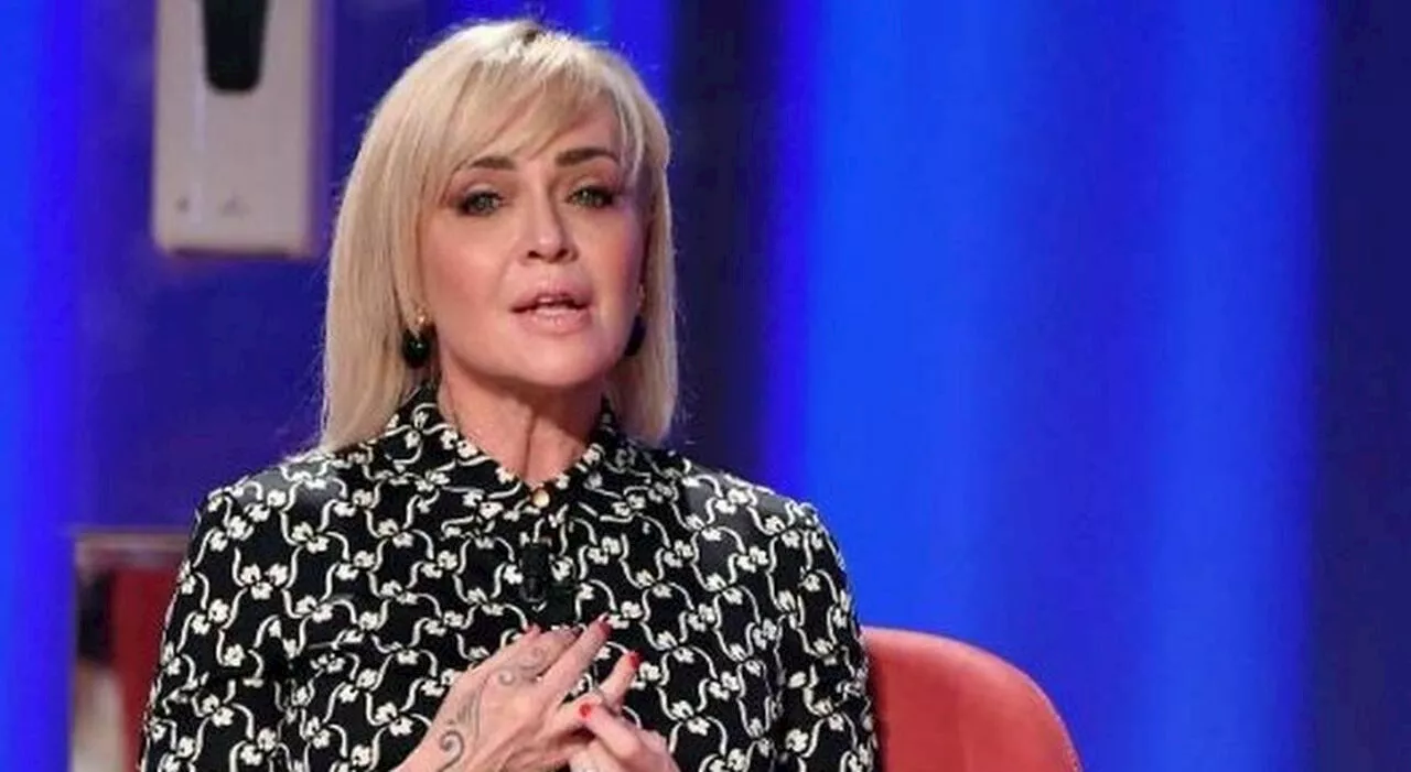 Paola Barale: «Uomini? Meglio averne due in contemporanea, è più onesto»