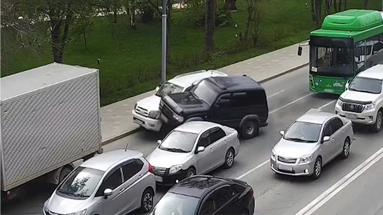 В Южно-Сахалинске два водителя разбили друг другу машины в пробке