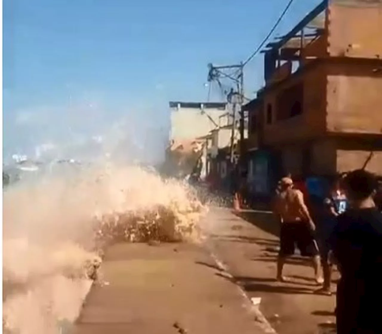 Duas casas desmoronam em Macaé atingidas pela ressaca do mar; veja o vídeo