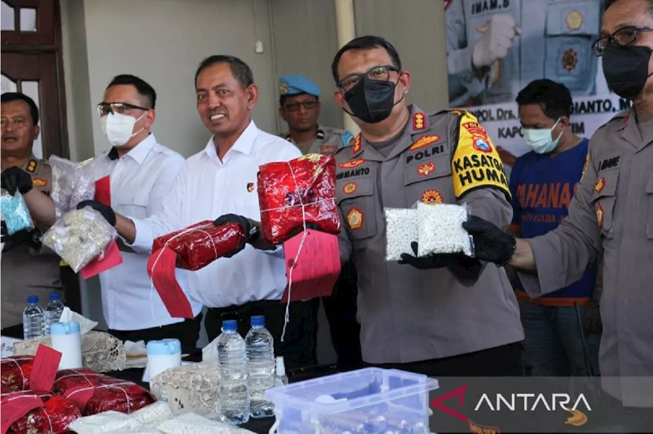 Polda Jatim Menggerebek Rumah Kontrakan di Kertajaya Surabaya, Tepuk Tangan