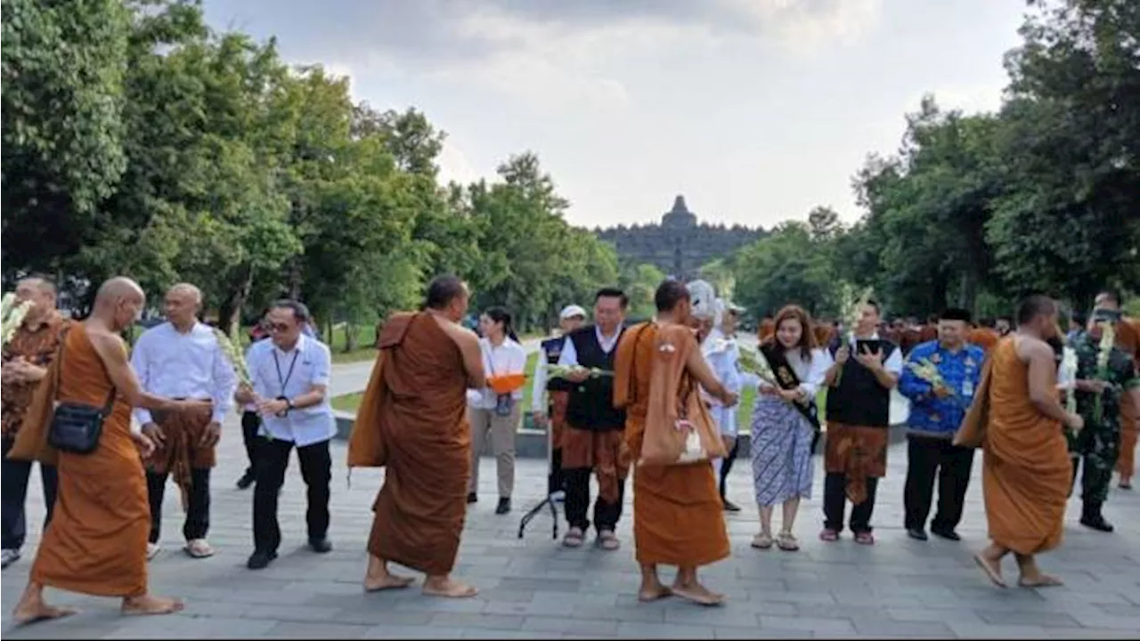 Para Biksu Thudong Tiba di Candi Borobudur untuk Sambut Waisak 2024