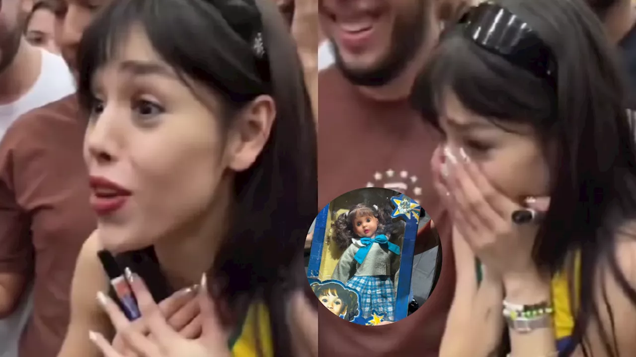 Danna Paola recibe una muñeca de María Belén en Brasil y así reacciona