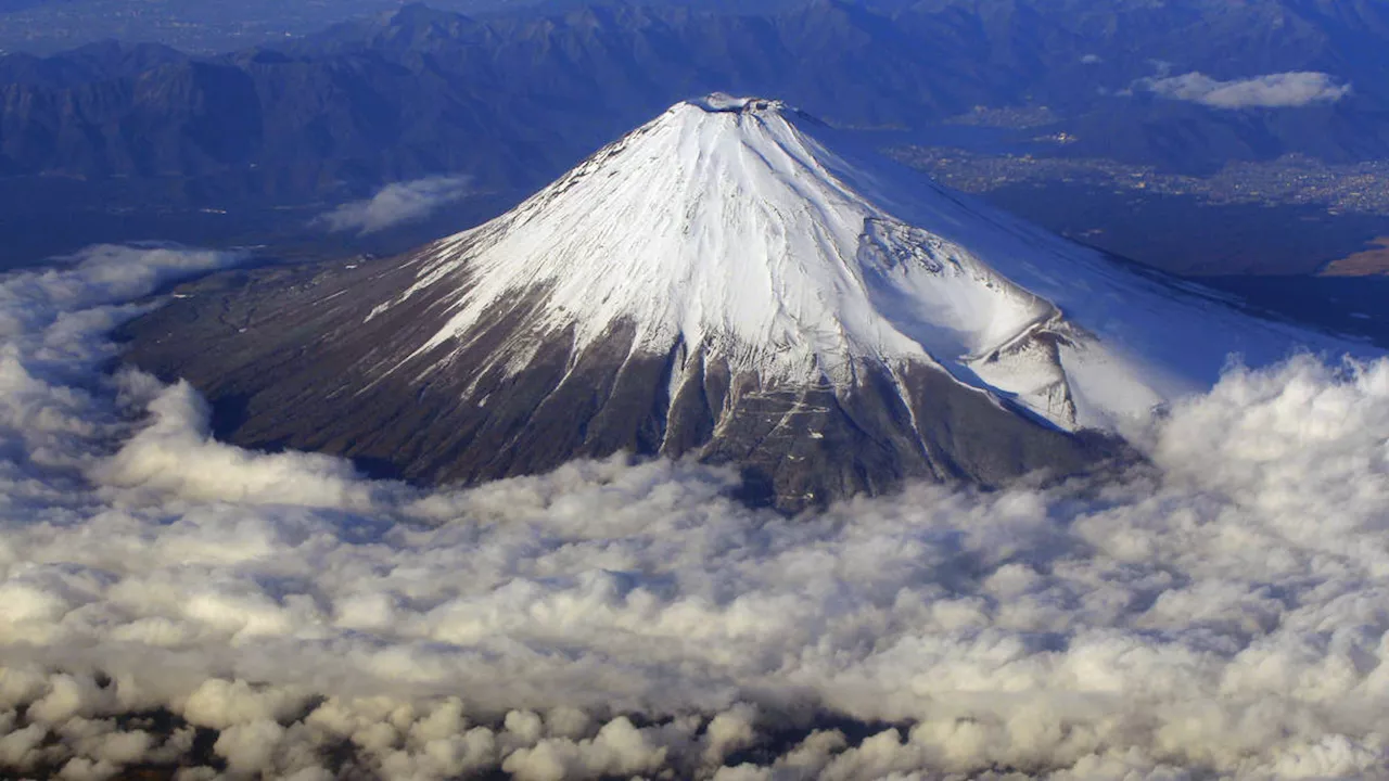 Japan imposes new rules to climb Mount Fuji to combat tourism and littering