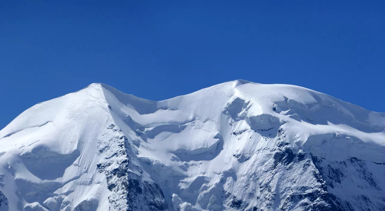 Scialpinista italiano morto travolto da una valanga in Svizzera: il 38enne trascinato per centinaia di metri,