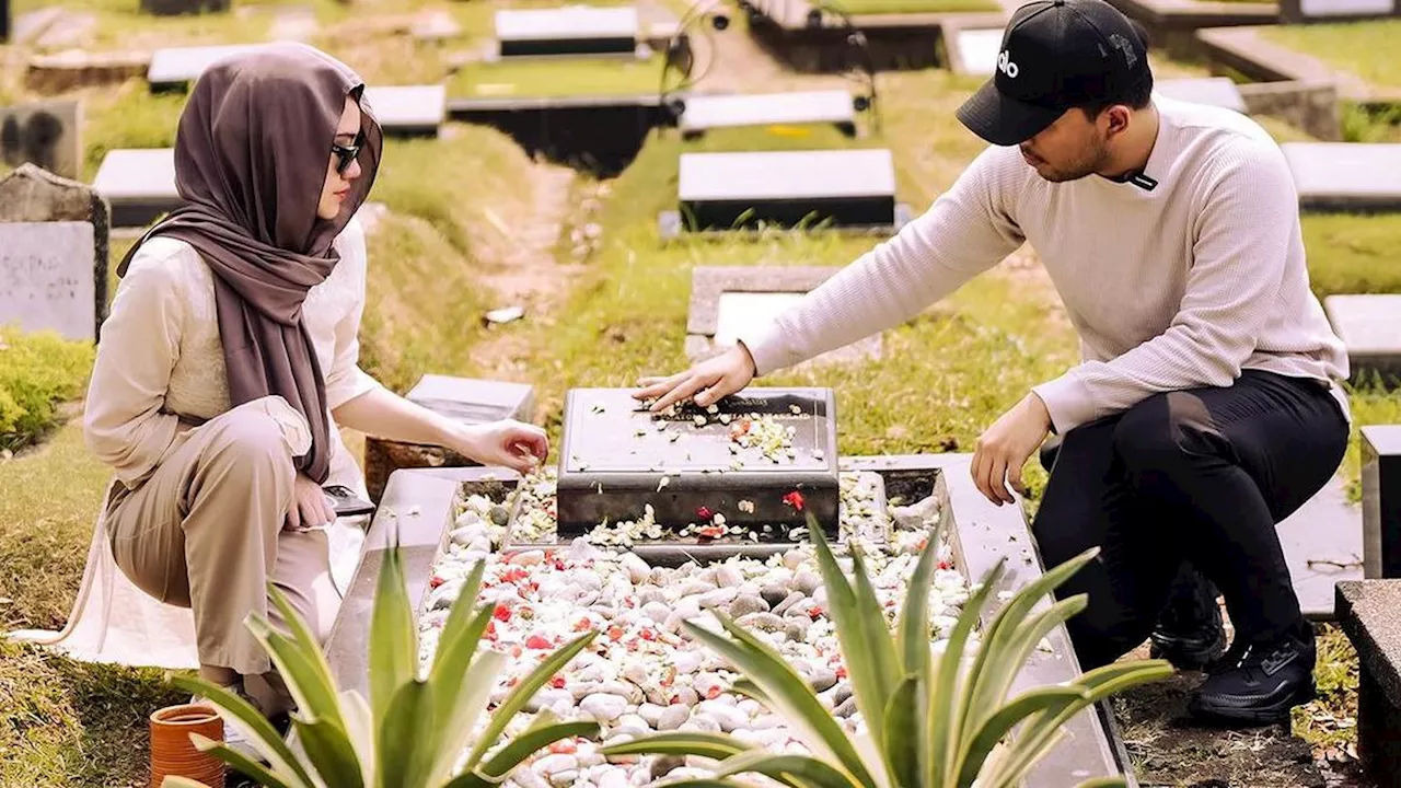 Potret Thariq Halilintar dan Aaliyah Massaid Kunjungi Makam Adjie Massaid, Minta Izin untuk Hidup Bersama