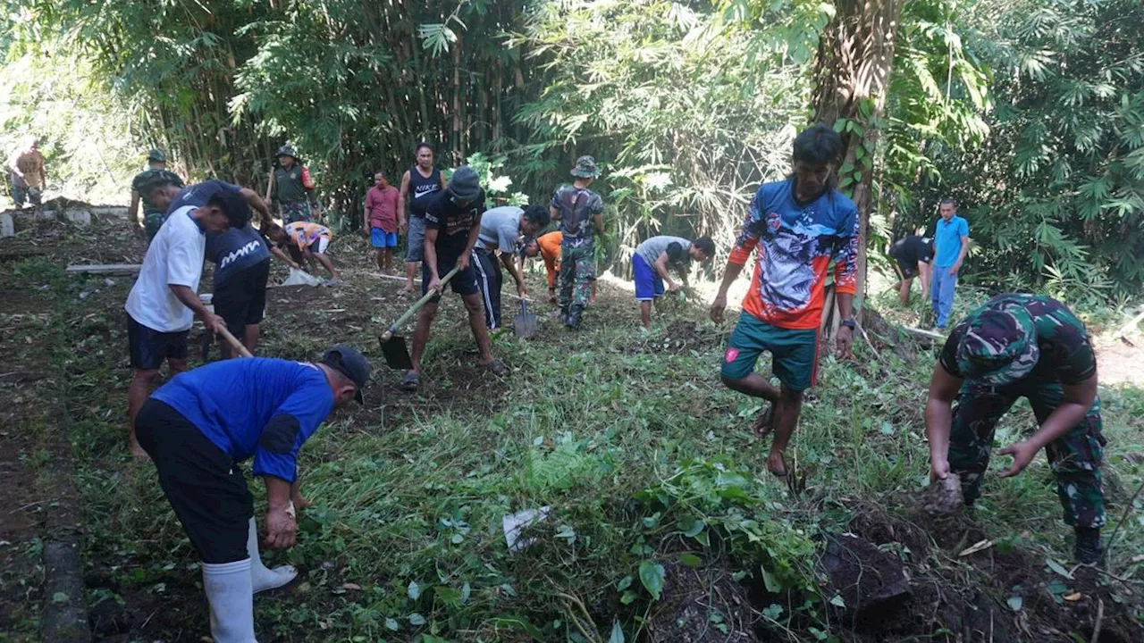 Saat Warga Terdampak Erupsi Gunung Ruang bersama TNI Bersihkan Lokasi Pegungsian