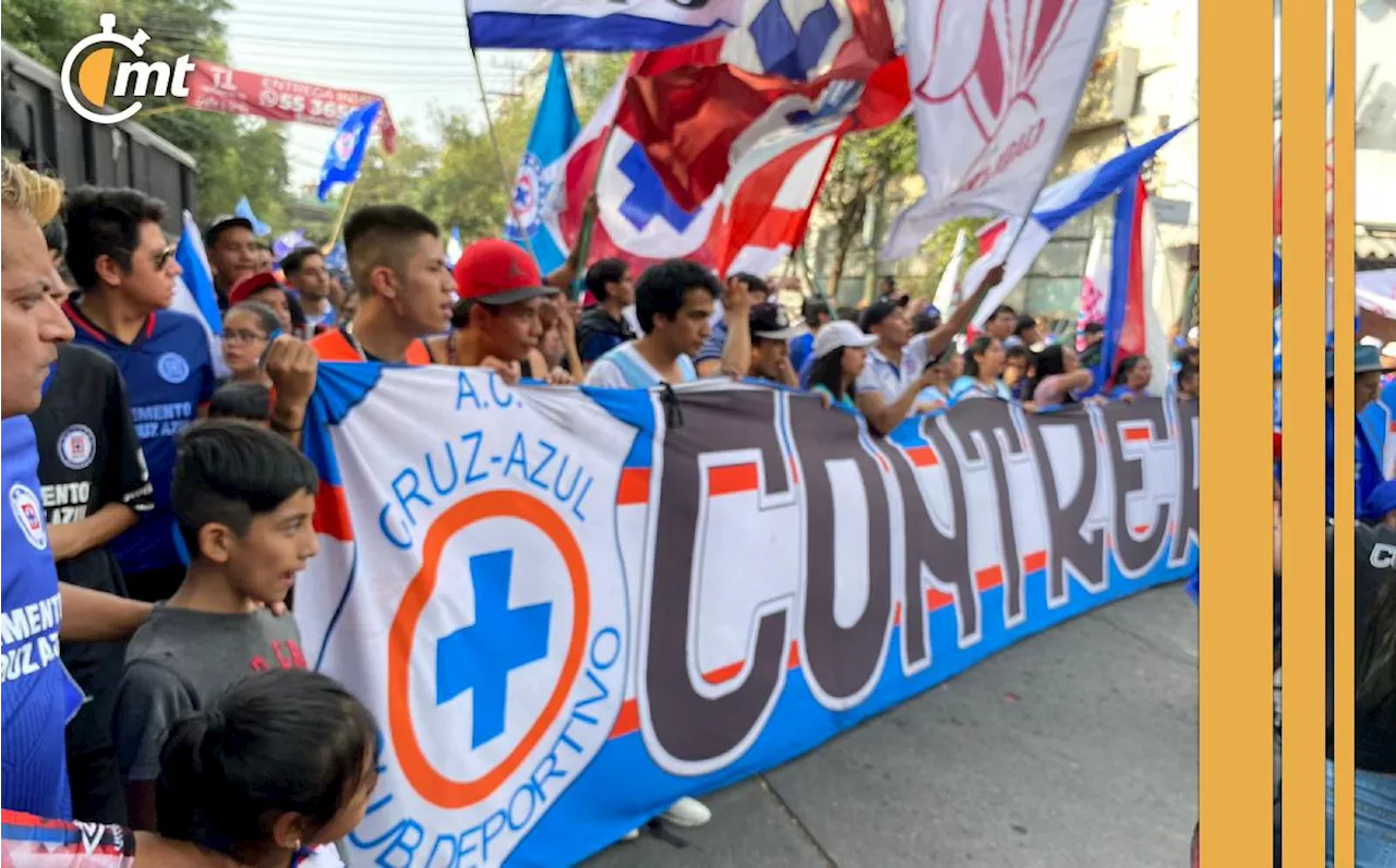 Caravana celeste coincidió con llegada de Cruz Azul y les hicieron pasillo