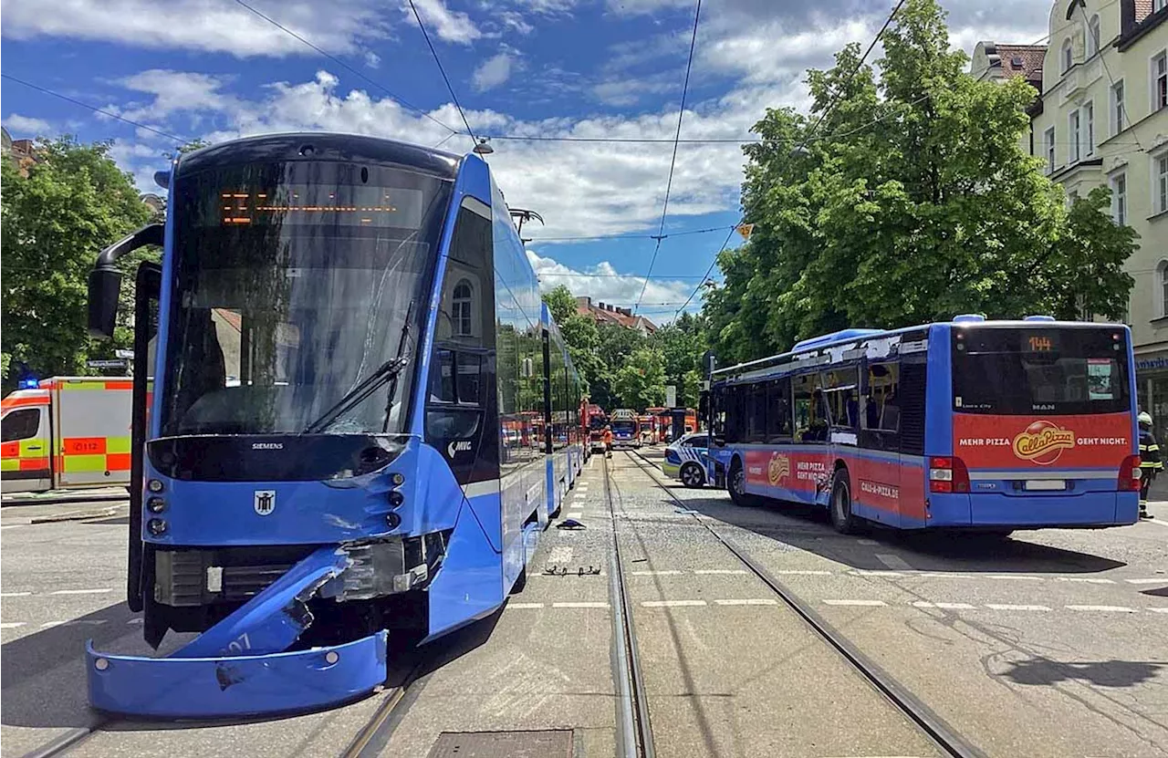 Nach Unfall mit Tram und Bus: Polizei sucht nach Zeugen