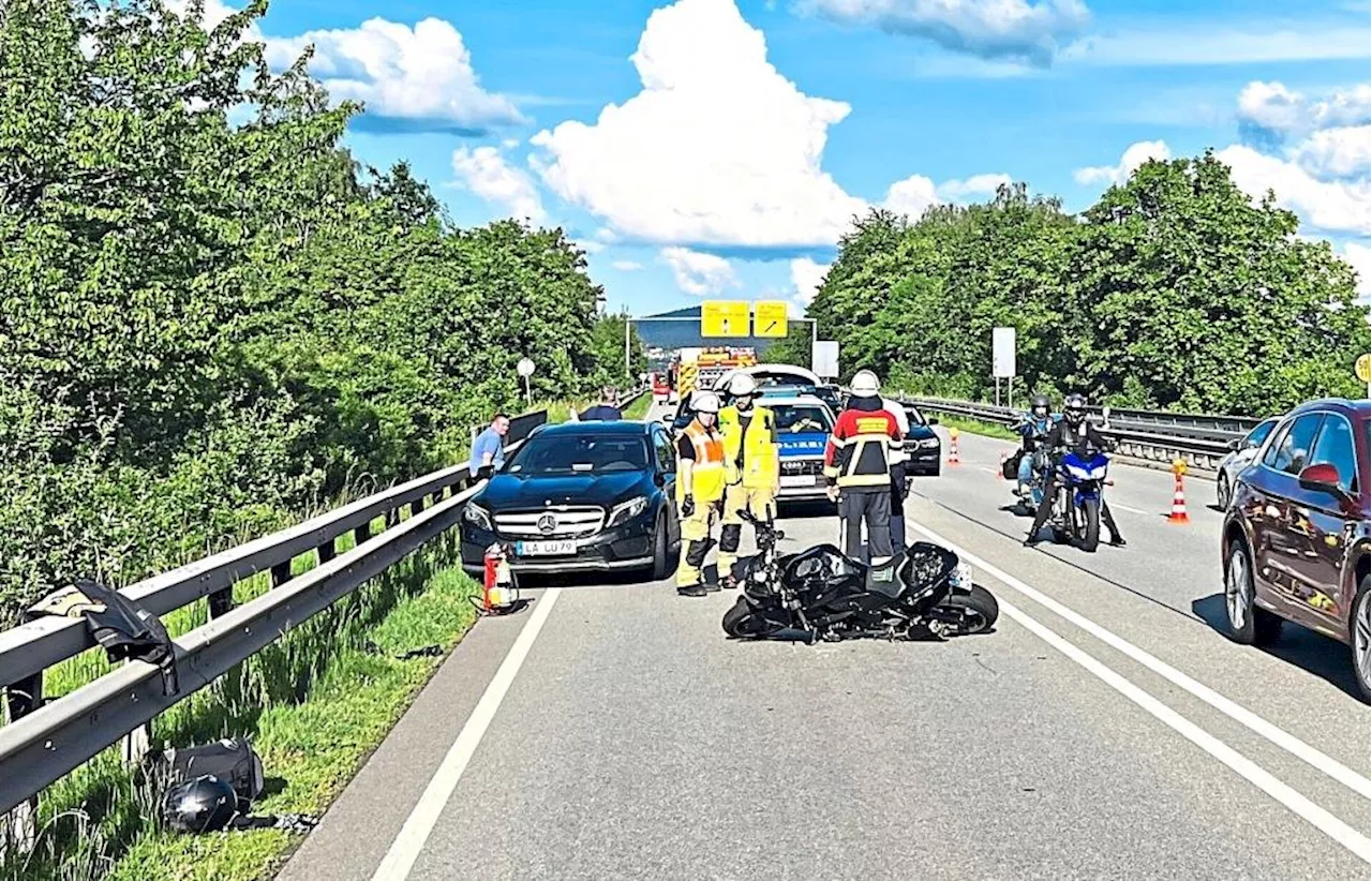 Unfall auf der B20 bei Cham: Kawasaki-Fahrer (61) bremst zu spät und prallt auf BMW