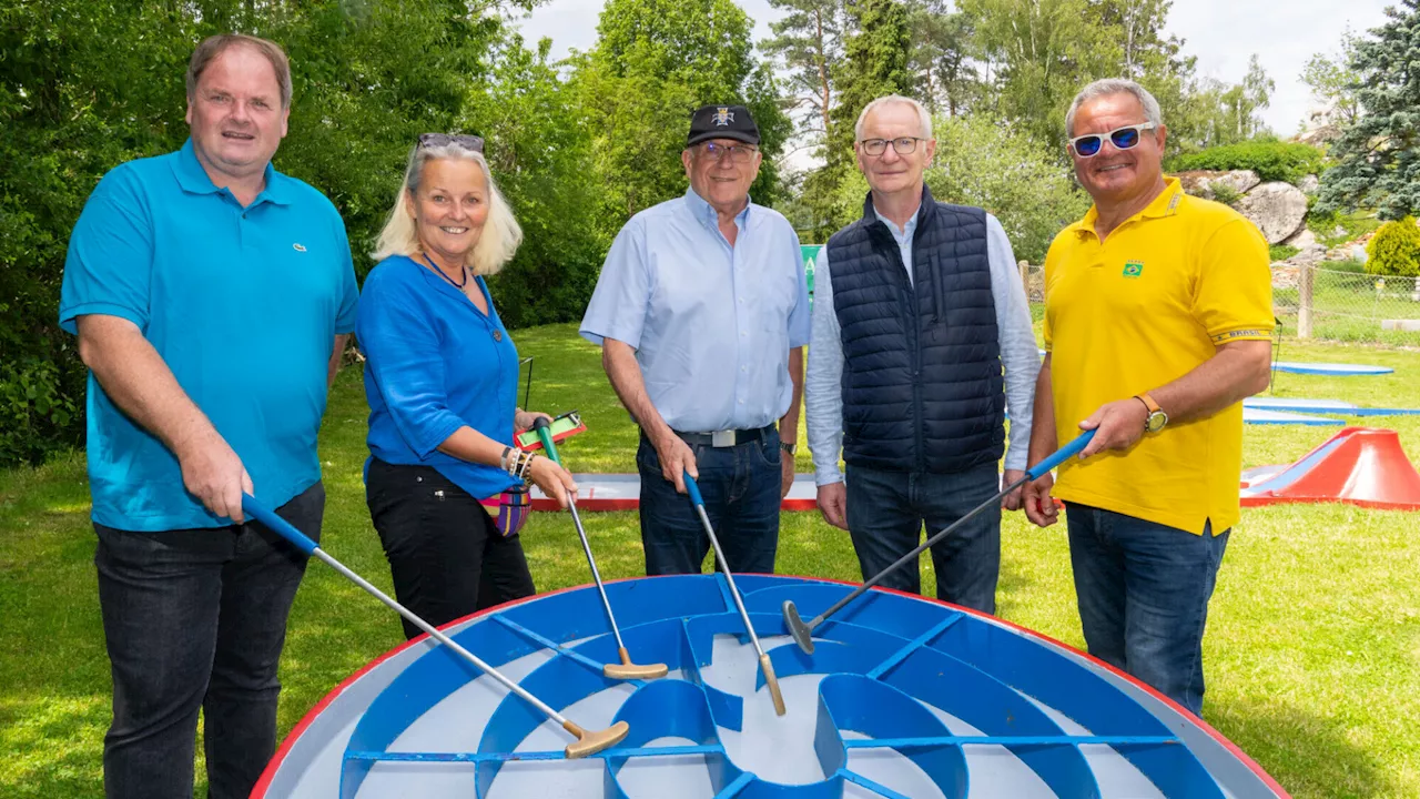 Kameraden stürmten die Minigolf-Bahnen