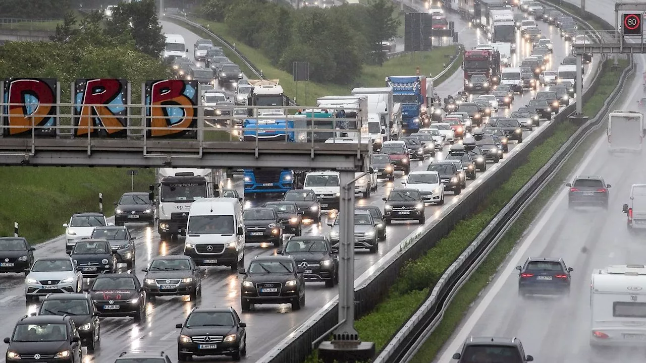 Sachsen: Nasse Fahrbahn und Staus: Mehrere Unfälle auf A4