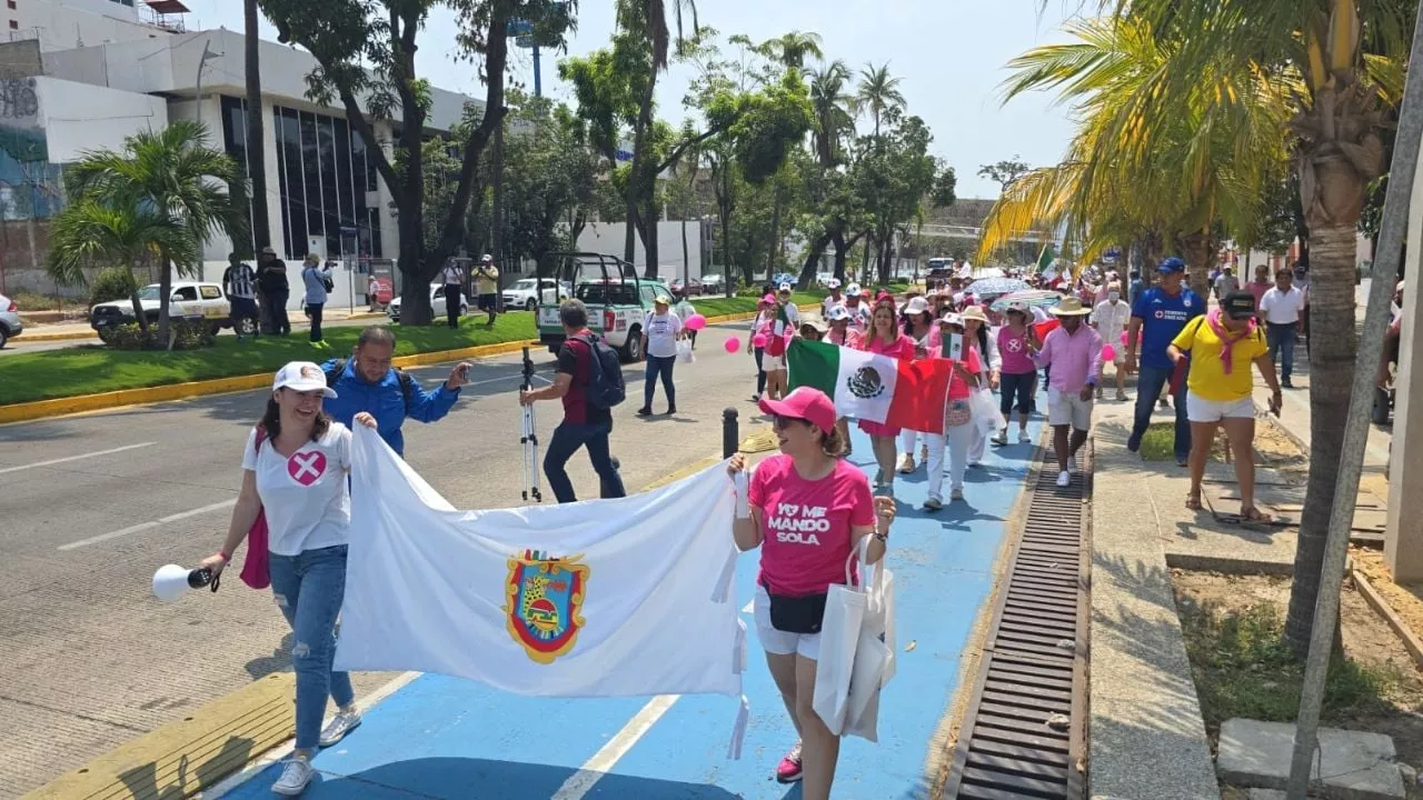 Débil convocatoria de la “marea rosa” en Guerrero: Unos 300 en Acapulco, 50 en Chilpancingo