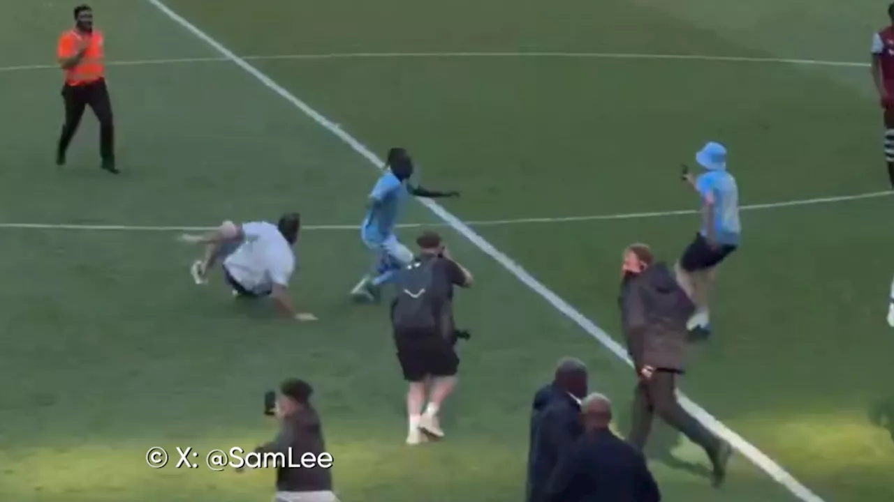 Il dribble les adversaires et... les supporters: l'incroyable scène de Jérémy Doku après le titre de