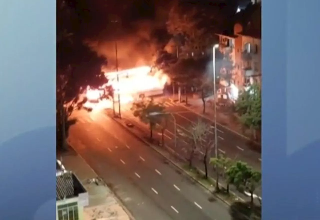 Grupo incendeia dois ônibus e bloqueia avenida em Porto Alegre