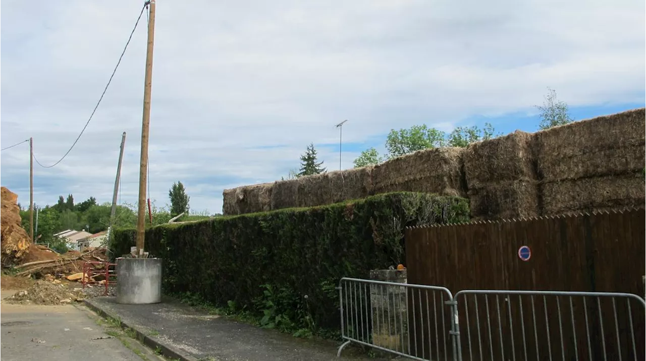 Des bottes de paille pour protéger la maison après l’effondrement d’une falaise en Dordogne