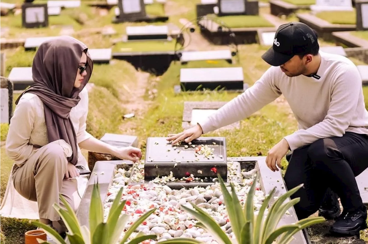 Jelang Nikah, Thariq Halilintar dan Aaliyah Massaid Datangi Makam Adjie Massaid