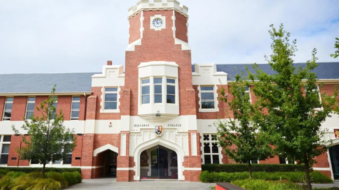 Ballarat Clarendon College bans water bottles in classrooms for some students as part of new trial