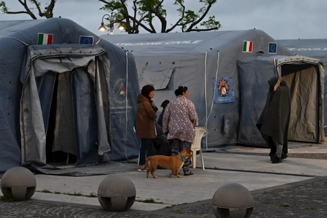 Campi Flegrei, lo sciame ha rallentato ma non è ancora finito