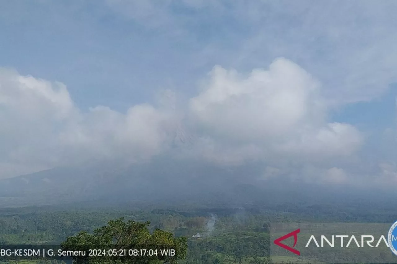 Gunung Semeru meletus disertai luncuran awan panas Selasa pagi