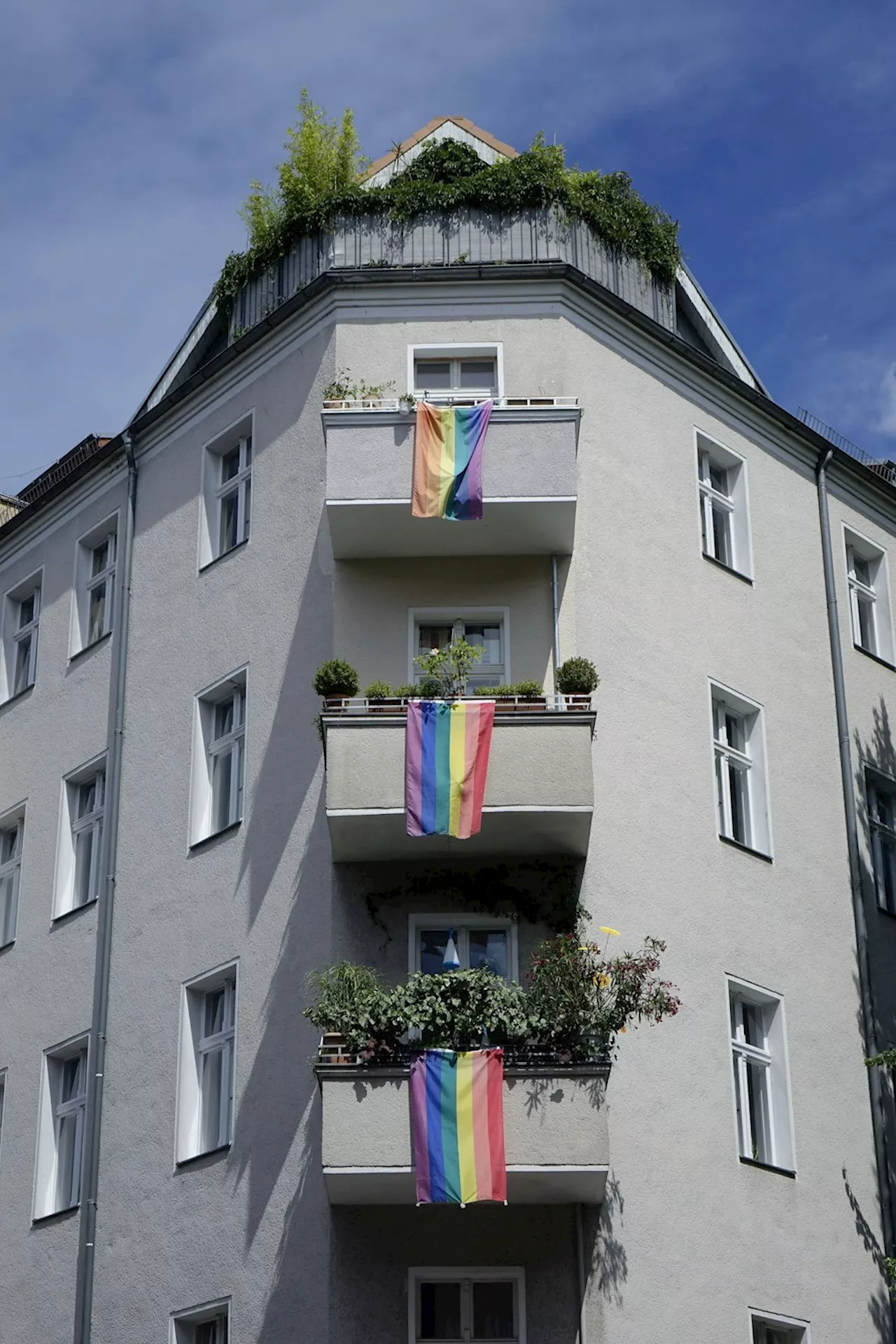 BKA: Mehr Angriffe auf queere Menschen im Jahr 2023 - Queerbeauftragter will Grundgesetz ändern