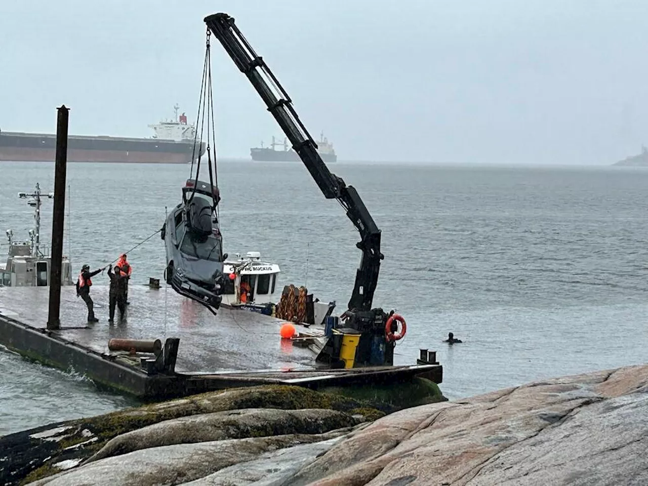 No serious injuries after crash sends car into ocean in West Vancouver