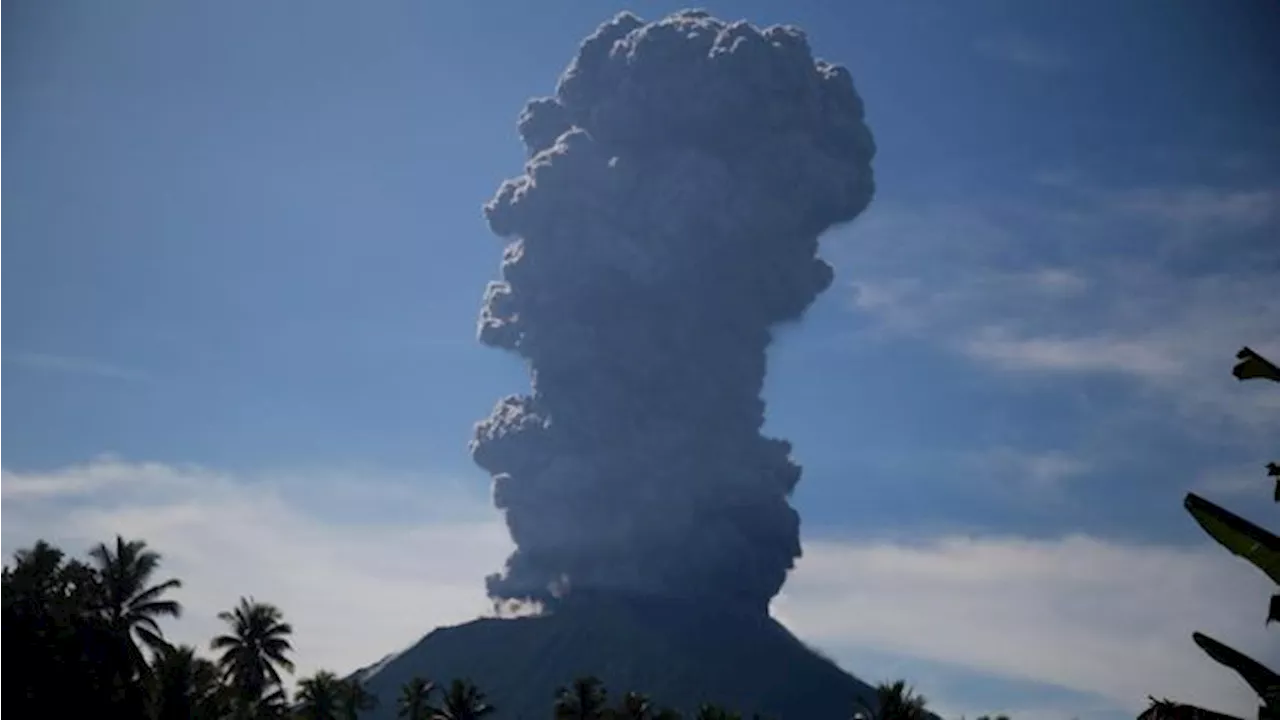 Gunung Ibu Muntahkan Abu Vulkanik Setinggi 5 Kilometer