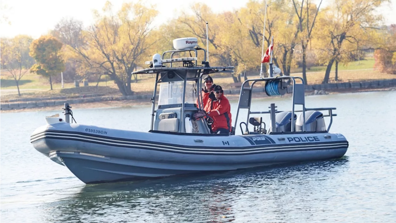 2 men injured after boat fills with water in Hamilton Harbour on Victoria Day