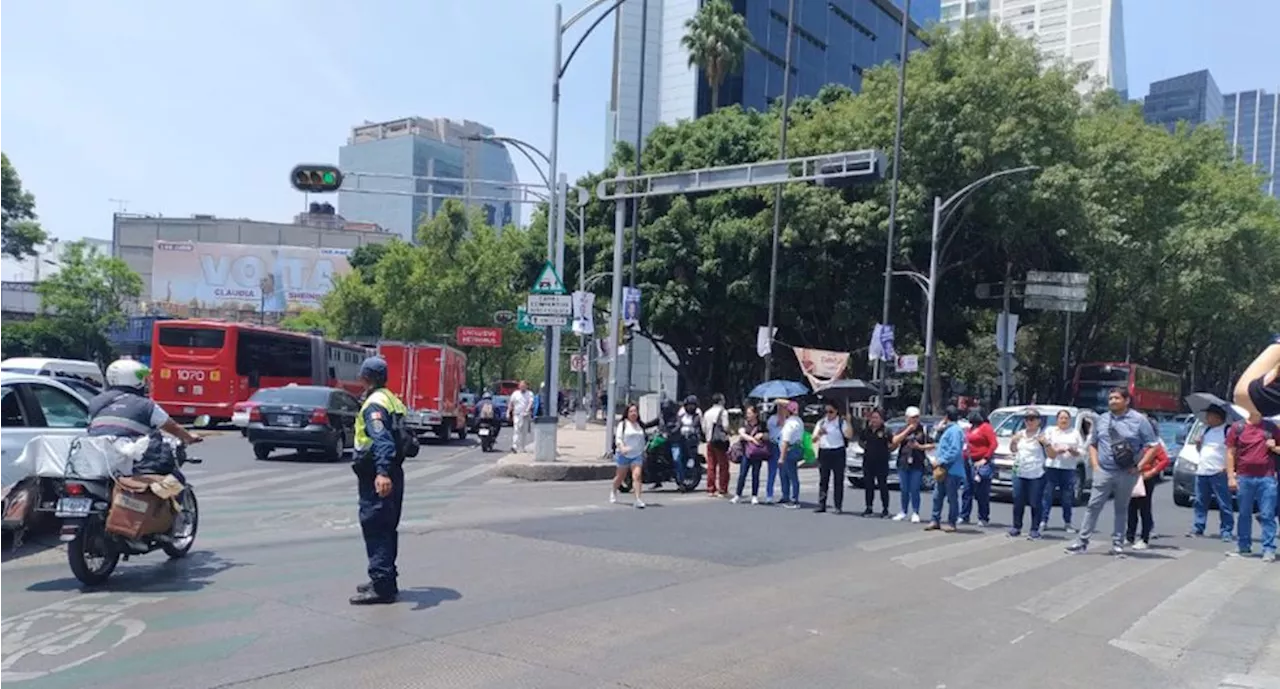 Sindicatos protestan afuera de la Secretaría de Cultura