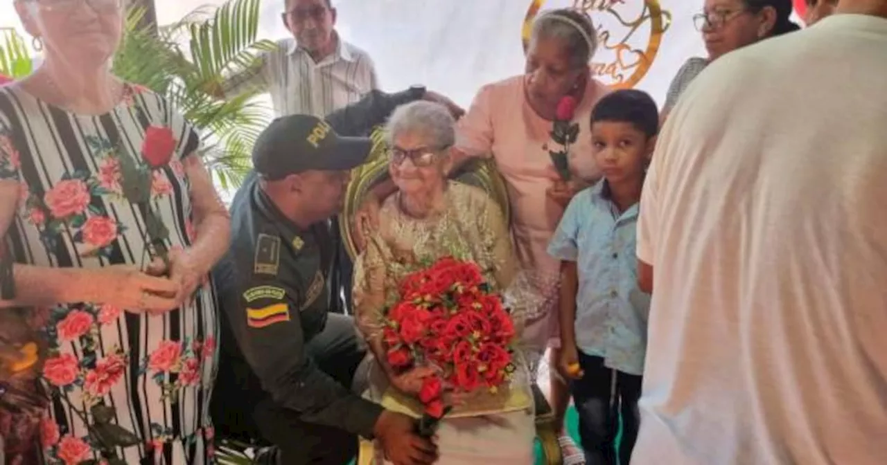 Video: en el Día de la Madre, mujer de 105 años fue homenajeada por la policía