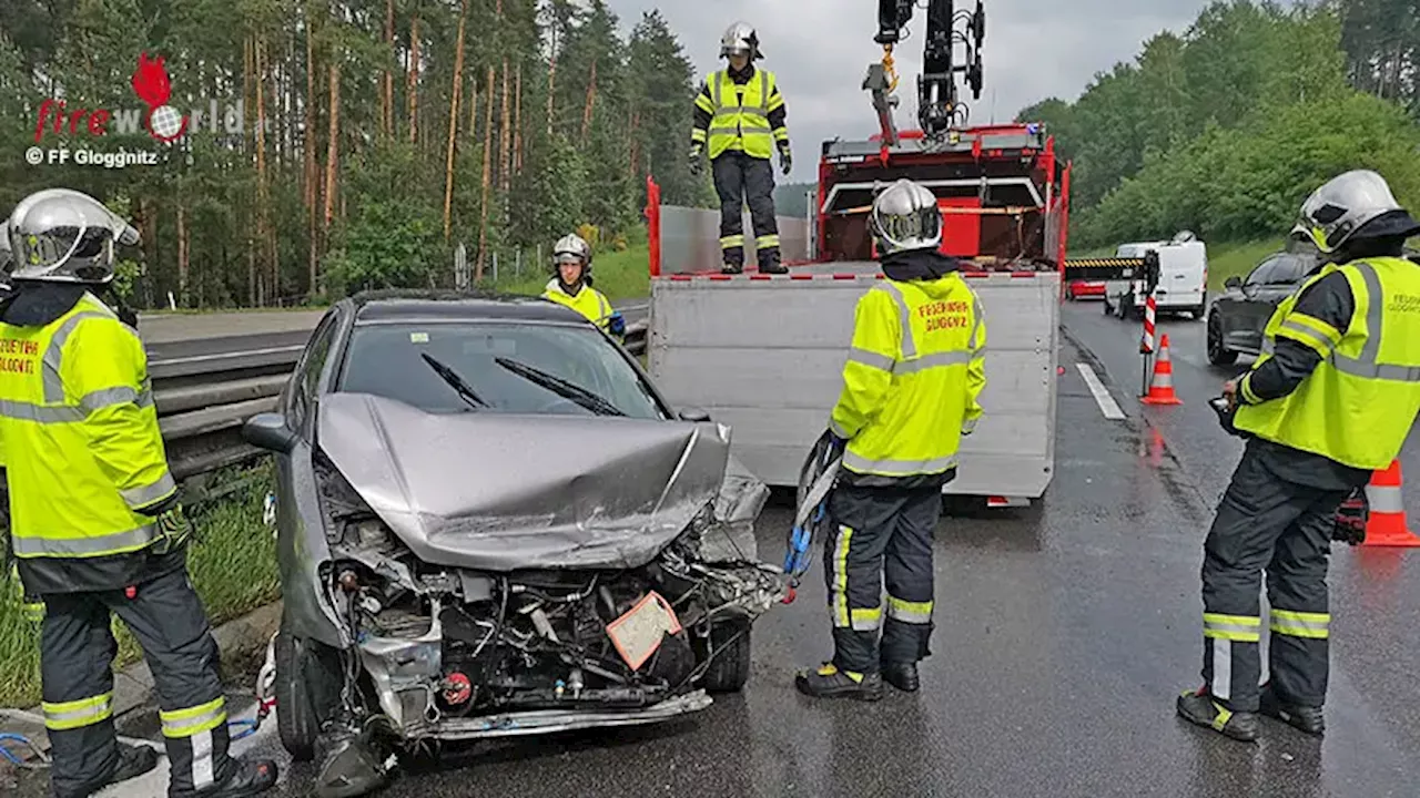 Nö: Pkw prallt im strömenden Regen auf S 6 gegen Mittleitschiene & Motorradlenker löscht Entstehungsbrand