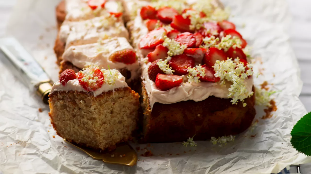 Saftiger Sommer-Kuchen mit Holunderblütensirup und Erdbeer-Creme