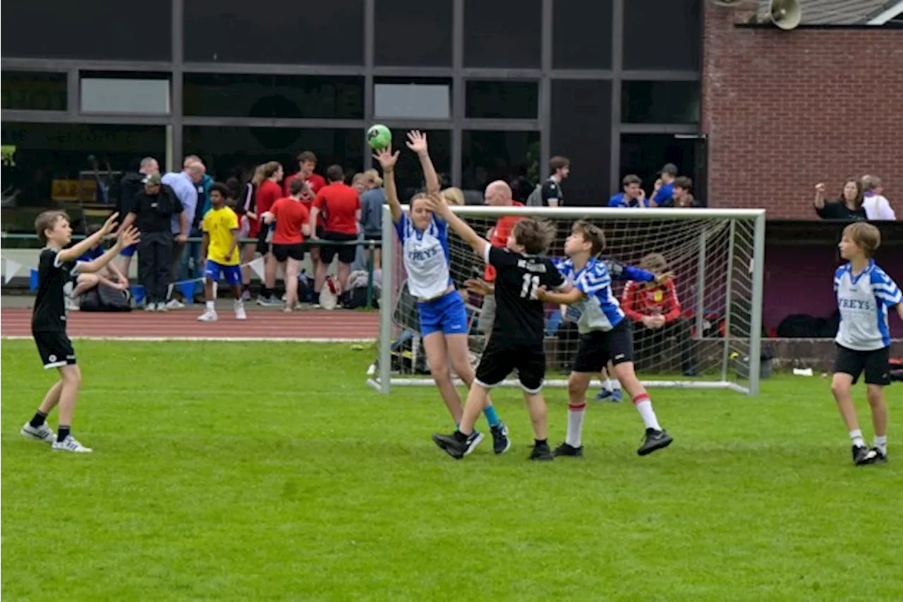 Handballers voelen zich prima thuis op voetbalveld