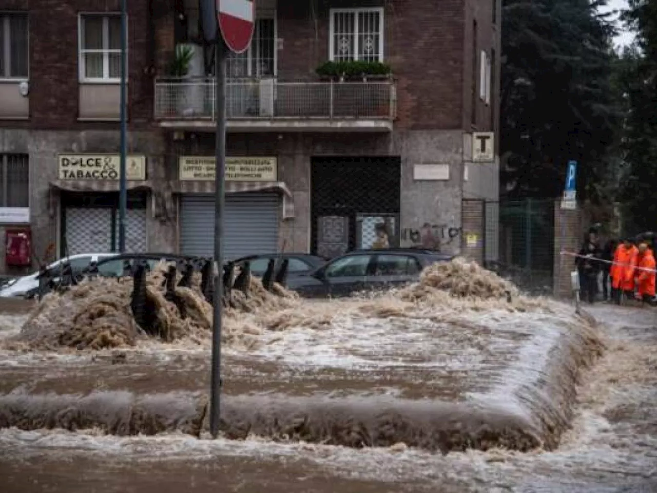 Bombe d'acqua, alberi caduti, fiumi in piena: resta alta l'allerta maltempo