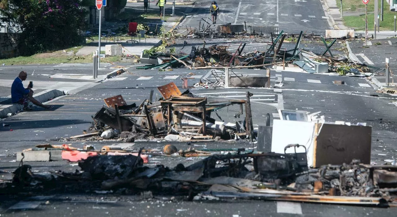 Nuova Caledonia, Macron vola a Nouméa dopo lo stato di emergenza per le rivolte. «Tremila agenti per la sicure